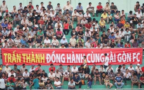 CĐV Sài Gòn FC treo băng-rôn chào đón MC Trấn Thành.